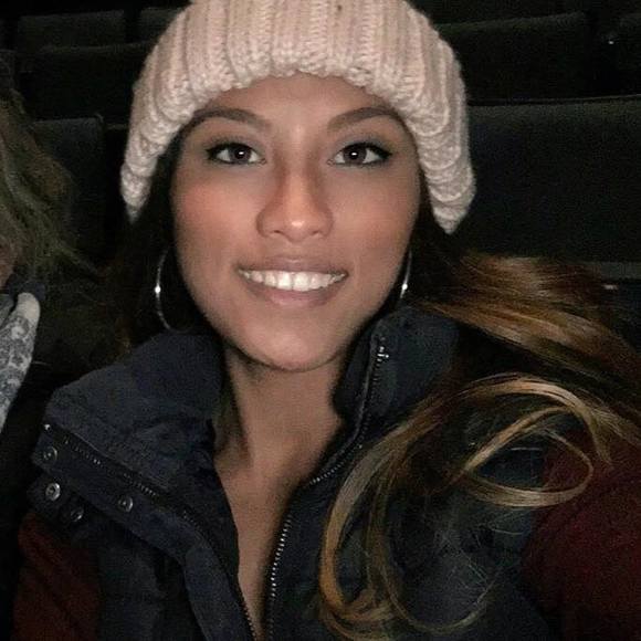 Profile Picture of Jade Cox (@jadee8) on Poshmark