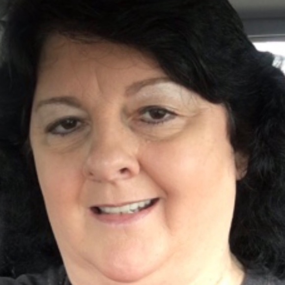 Profile Picture of Kelly Hollandsworth (@kellydh7) on Poshmark