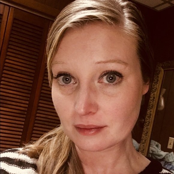 Profile Picture of Carrie Yerkey (@sugar4018) on Poshmark