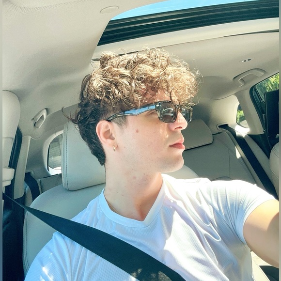 Profile Picture of Carlos Alfonso (@cruzyoan960902) on Poshmark