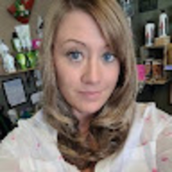 Profile Picture of Amanda Hawkes (@lexismama07) on Poshmark