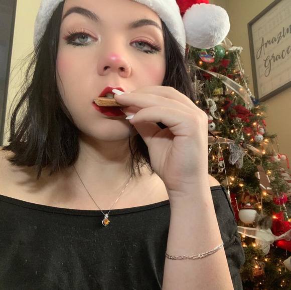 Profile Picture of Sarah Gotcher (@gotchersarah2) on Poshmark