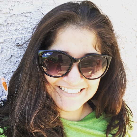 Profile Picture of Lucy Castro (@lucycastro8686) on Poshmark