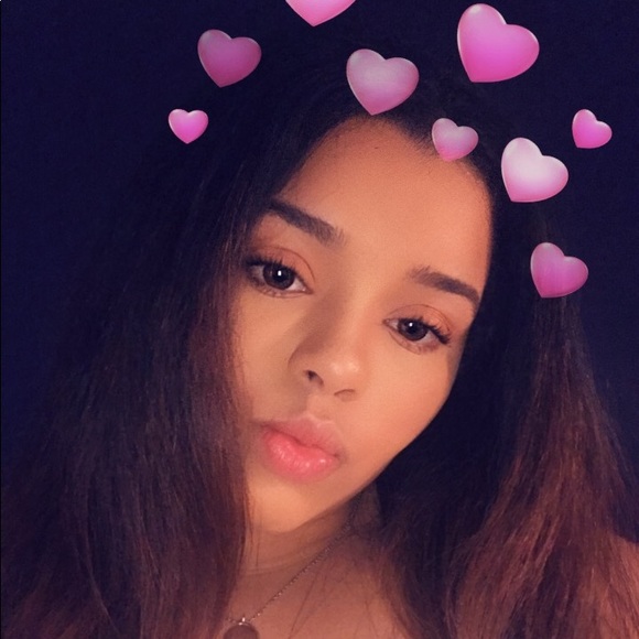 Alivia Hatzer - Poshmark Profile Picture of Alivia Hatzer (@aliviahatzer) on Poshmark