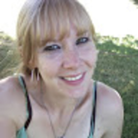 Profile Picture of Elizabeth Bernardy (@lizbernardy) on Poshmark