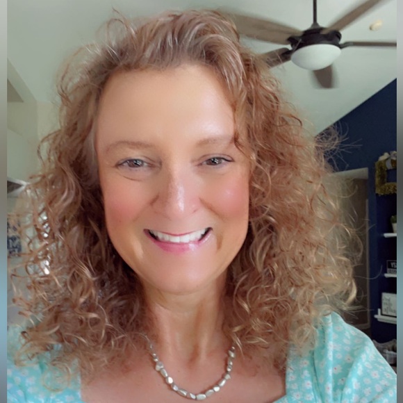 Profile Picture of Deborah Obrien (@queenie1203) on Poshmark