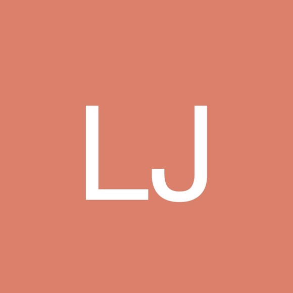 Profile Picture of Laurel James (@elleveejay) on Poshmark
