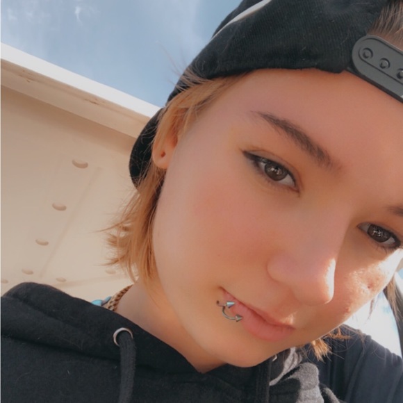 Profile Picture of Annalise Ariniello (@aariniello) on Poshmark