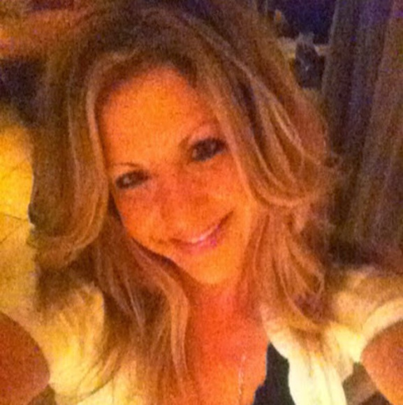 Profile Picture of Anna Corgiat (@annacorgiat76) on Poshmark