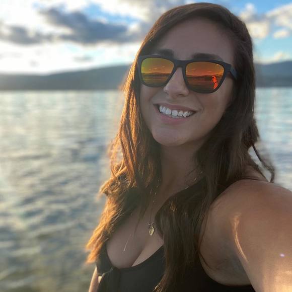 Profile Picture of Danielle Sturgeon (@nellebelle86) on Poshmark