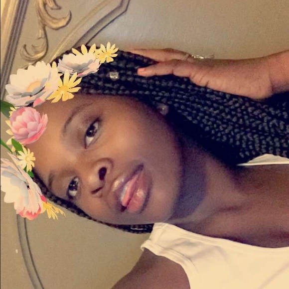 Profile Picture of Comfort Essien (@cessien) on Poshmark