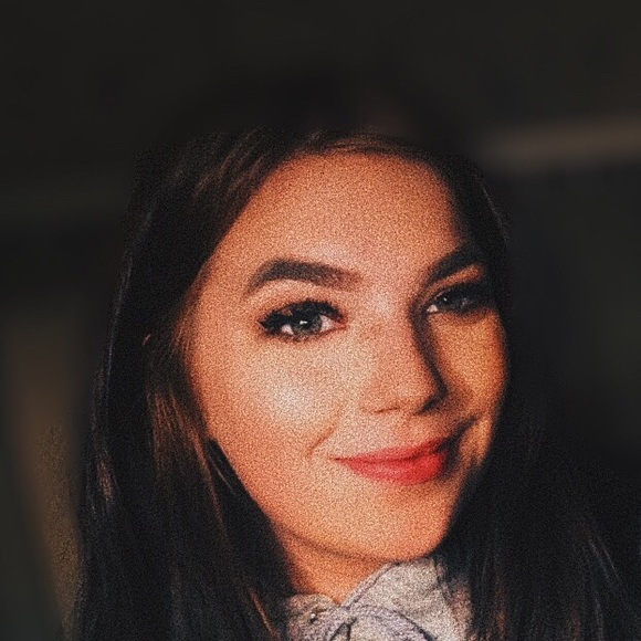 Profile Picture of Abigail Prochniak (@abigaillynn02) on Poshmark