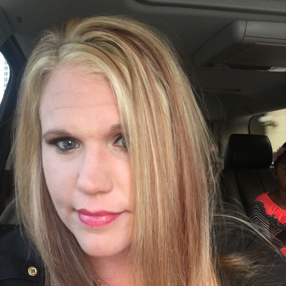 Profile Picture of Andrea Mcclendon (@andreareneemcc) on Poshmark