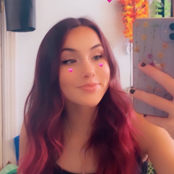 Profile Picture of Sydney Overbay (@sydneyoverbay) on Poshmark