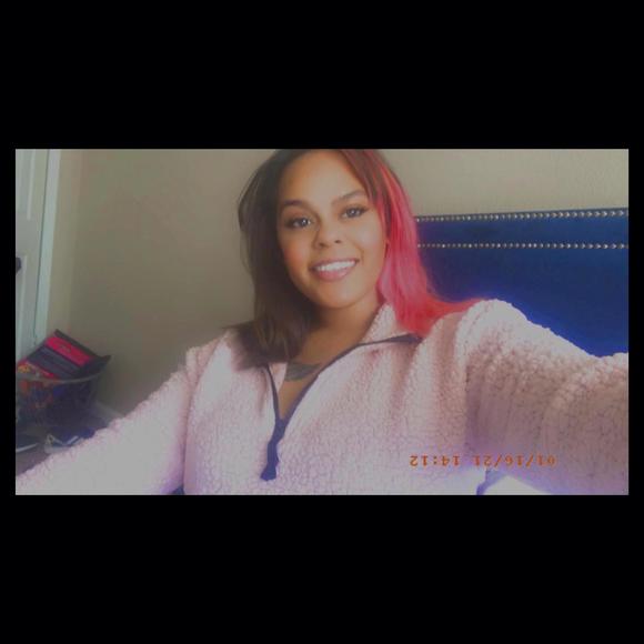 Profile Picture of Brie Epperson (@brieepperson) on Poshmark