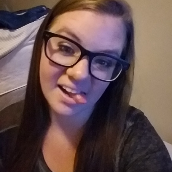 Profile Picture of Victoria Brayer (@toria11bee) on Poshmark