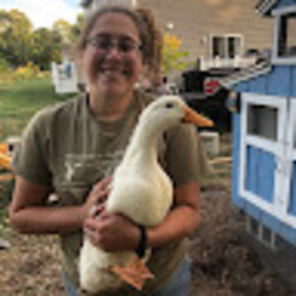 Profile Picture of Rebeca Linhart (@rebecalinhart) on Poshmark