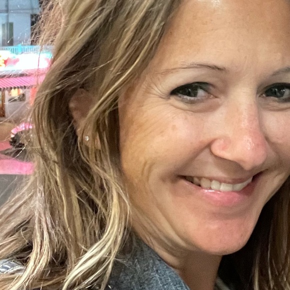 Profile Picture of Hollie Albert (@minispice) on Poshmark