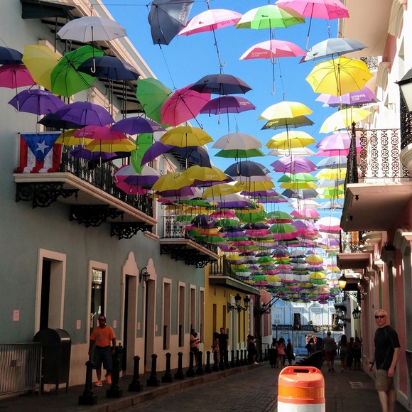 Profile Picture of Lisa Yates (@happyone1214) on Poshmark