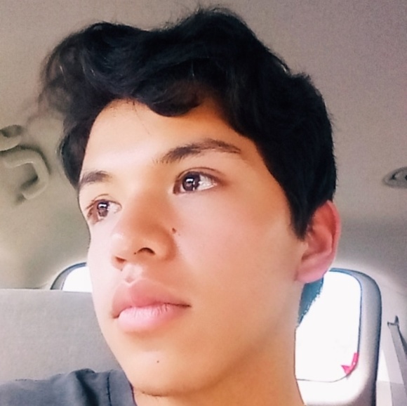 Profile Picture of Zach Samarron (@zachsamarron) on Poshmark