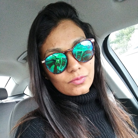 Profile Picture of Danielle Reis (@danielle_reis) on Poshmark