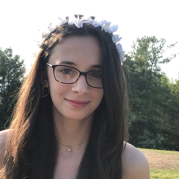 Profile Picture of Taylor Cates (@taylorcates03) on Poshmark
