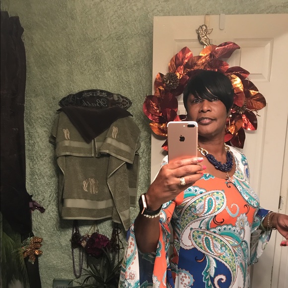 Profile Picture of Valerie Ramey (@vernayr) on Poshmark