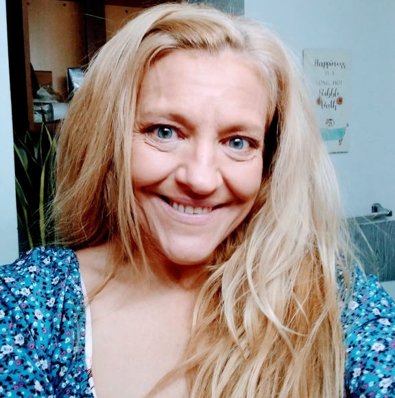 Profile Picture of Renee Dixon (@reneedixom) on Poshmark