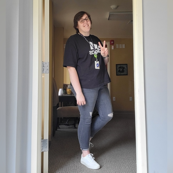 Profile Picture of Abigail Roach (@ditsy_dealing) on Poshmark
