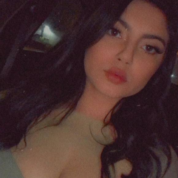 Profile Picture of Adriana Quijas (@adrianaquijas) on Poshmark