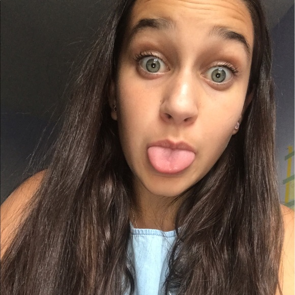 Profile Picture of Carolina Marin (@cmarin2003) on Poshmark