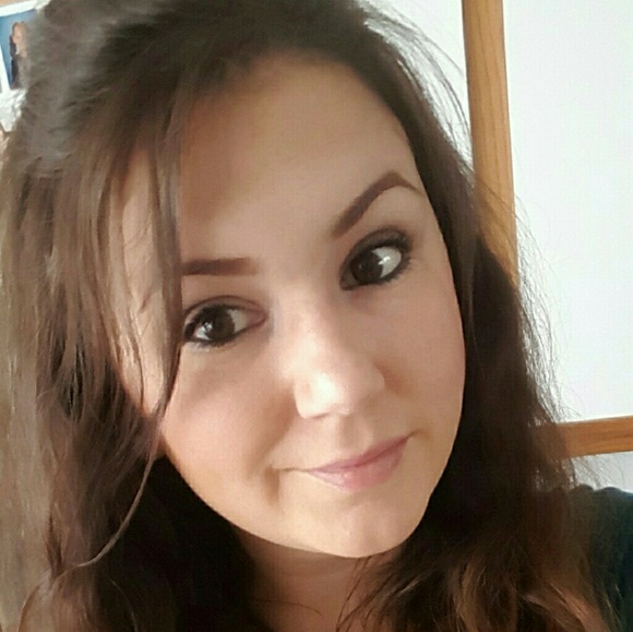 Profile Picture of Stephani Sivertsen (@ssivertsen) on Poshmark