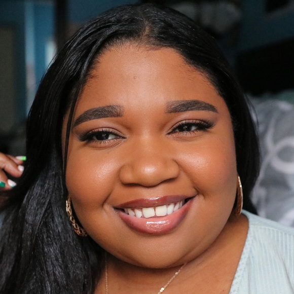 Profile Picture of Shawnida Whyte (@nidafresh) on Poshmark