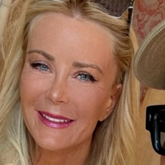 Profile Picture of Susan Winship (@coutureblonde) on Poshmark