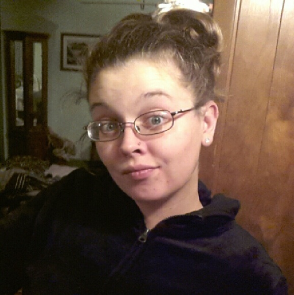 Profile Picture of Amber Simms (@ambersimms2010) on Poshmark