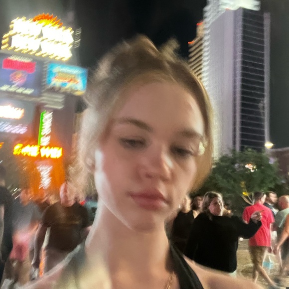Profile Picture of Arianna Hudnall (@bluebellposh) on Poshmark