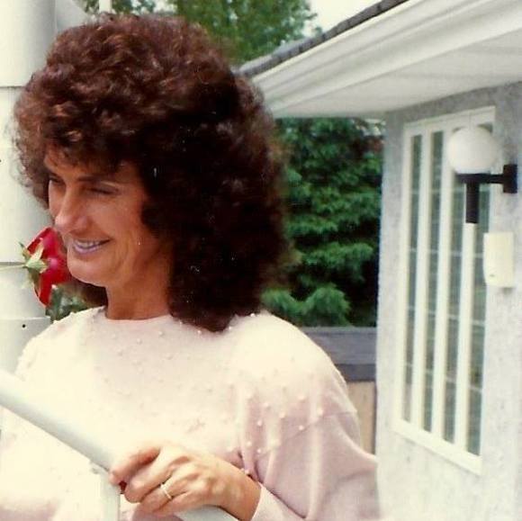 Profile Picture of Emily Cupeto (@emilycupeto) on Poshmark