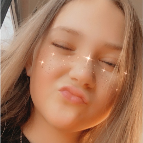 Profile Picture of Lyric Kunellis (@lyrickunellis) on Poshmark