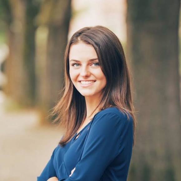 Profile Picture of Ariana Hussing (@arianaelh) on Poshmark