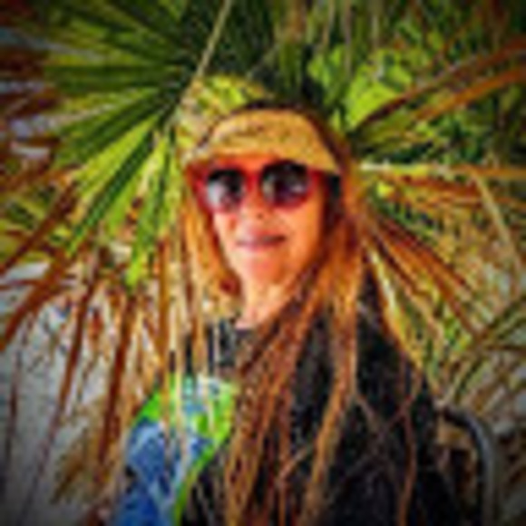 Profile Picture of Lea Adams (@adamslea137) on Poshmark