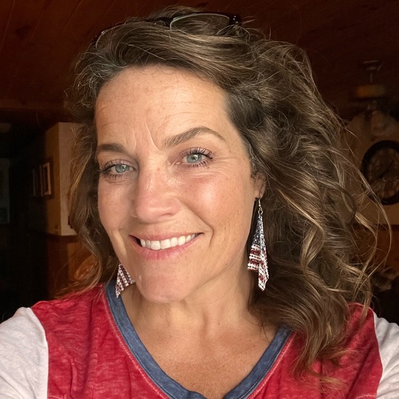 Profile Picture of Debbie Clapper-rooney (@ddrooney) on Poshmark