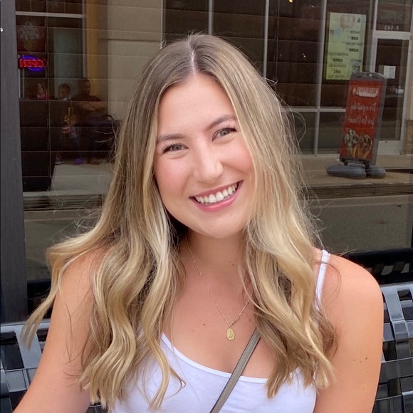 Profile Picture of Ashling Magolan (@amagolan) on Poshmark