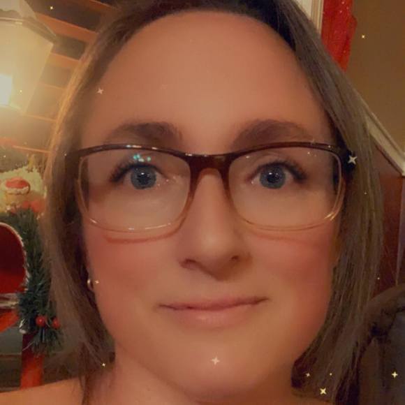 Profile Picture of Eulanie Carriere (@eulaniecarriere) on Poshmark