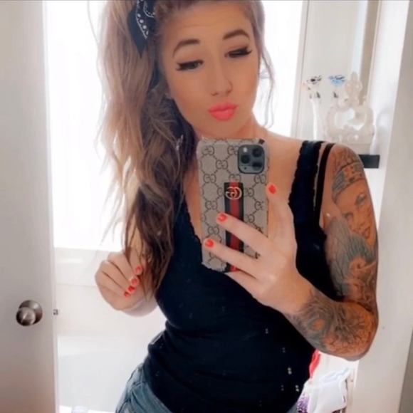 Profile Picture of Victoria Chavera (@barbellbarbie25) on Poshmark