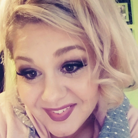 Profile Picture of Stacey Mitchell (@staceycakes86) on Poshmark