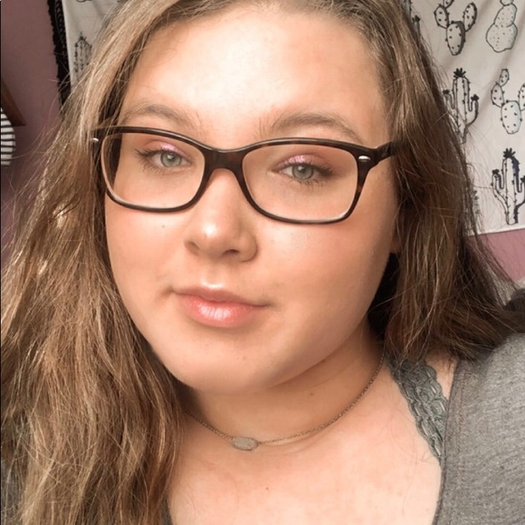 Olivia Strassburger - Poshmark Profile Picture of Olivia Strassburger (@livirosecloset) on Poshmark