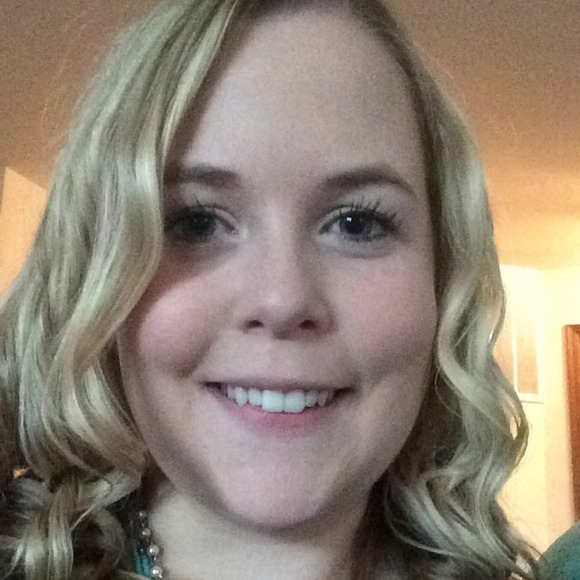 Profile Picture of Kelsey Haas (@khaas06) on Poshmark