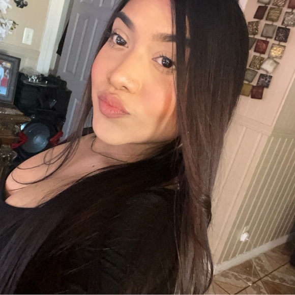 Profile Picture of Alexa Hidrogo (@alexahidrogo) on Poshmark