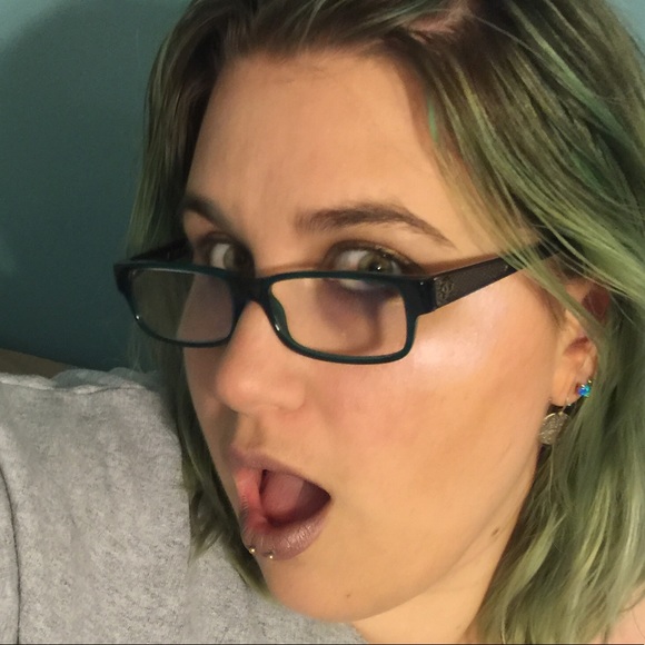 Profile Picture of Kristen Oshust (@10wednesday) on Poshmark