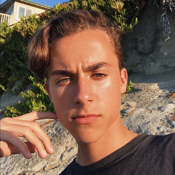 Tommy Ifland - Poshmark Profile Picture of Tommy Ifland (@idktommy) on Poshmark